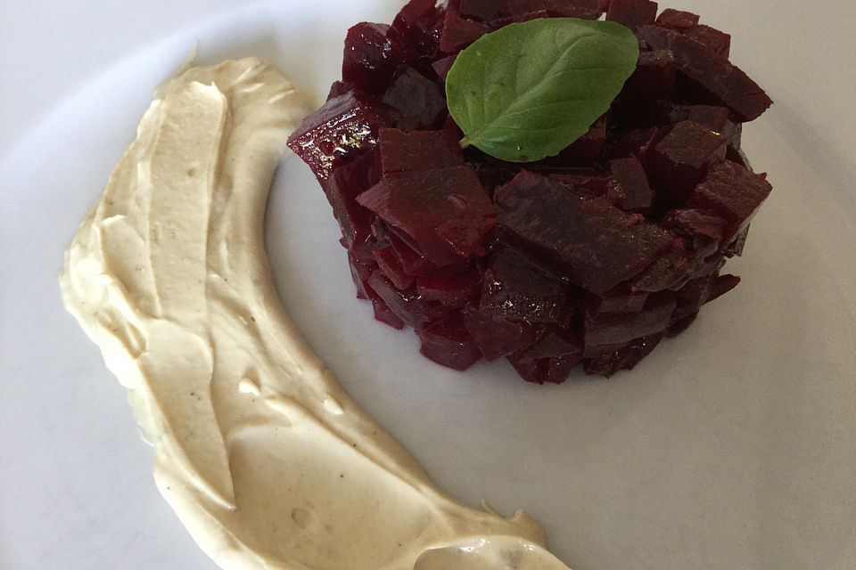 Rote Bete-Tatar und Cashew-Mayo mit Baguette Rote Bete-Tatar und Cashew-Mayo mit Baguette