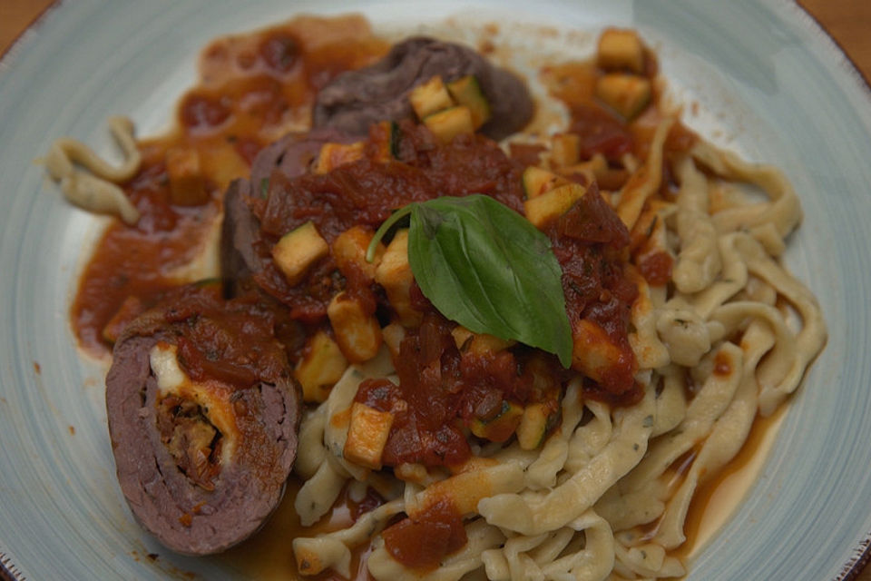 Involtini vom Limousin-Rind mit Estragon-Tagliatelle und Tomaten-Zucchini-Soße