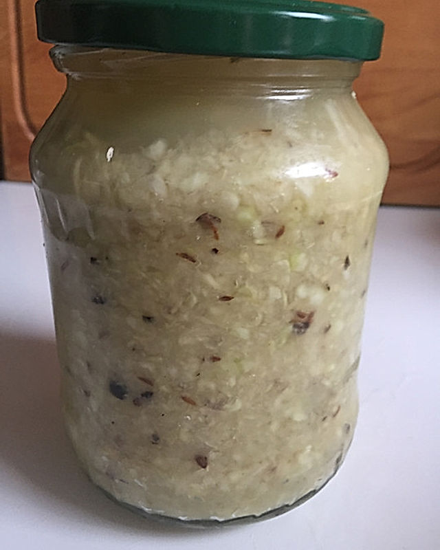 Weißkohl zu Sauerkraut fermentiert