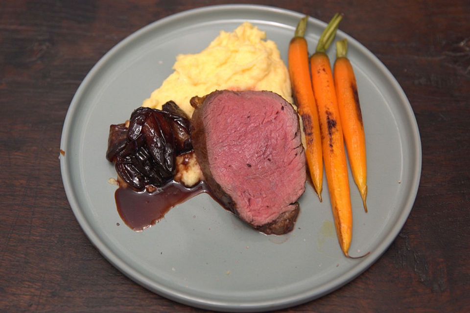 Rinderfilet mit Kartoffelpüree und Balsamico-Schalotten