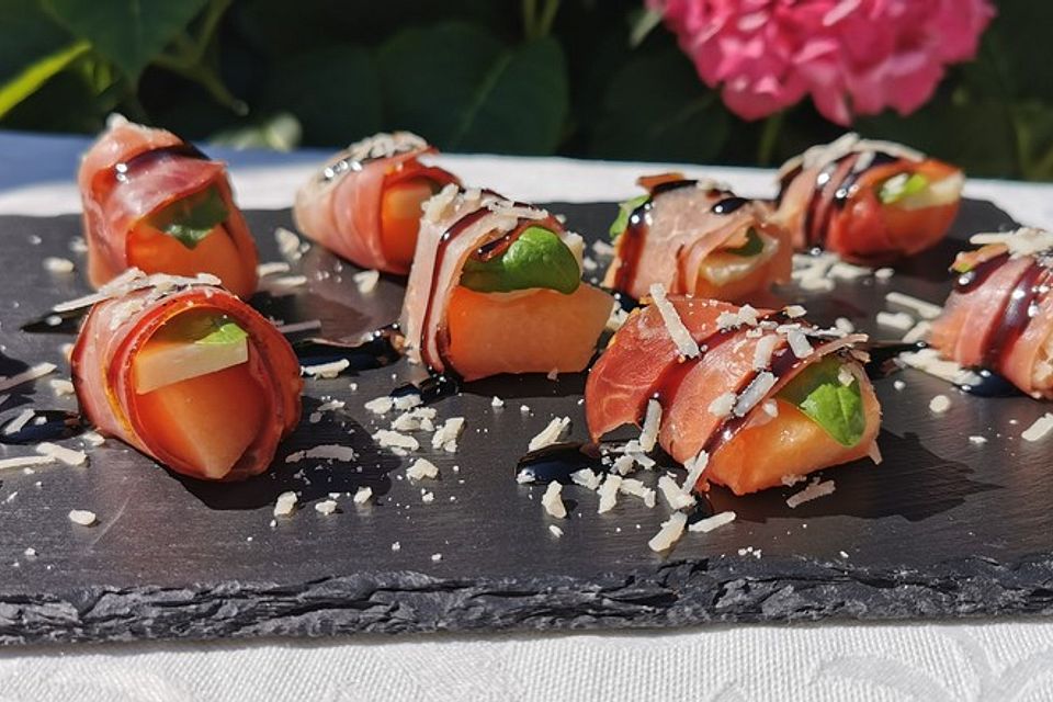 Melone mit Parmesan und Schinken