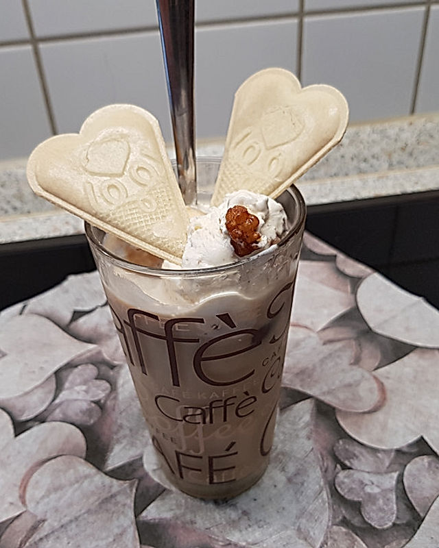 Eiskaffee mit Nusseis und Espresso