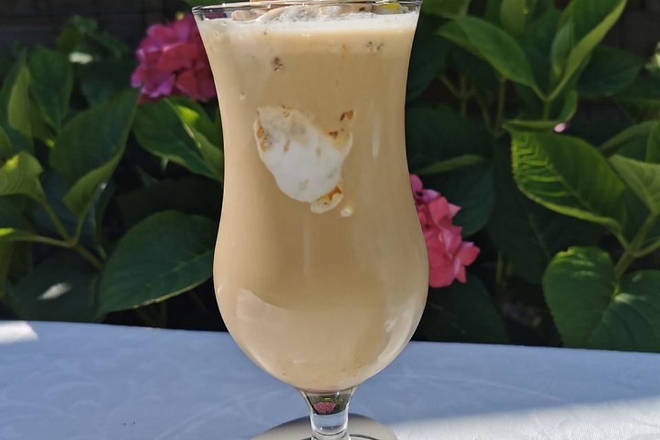 Eiskaffee mit Nusseis und Espresso