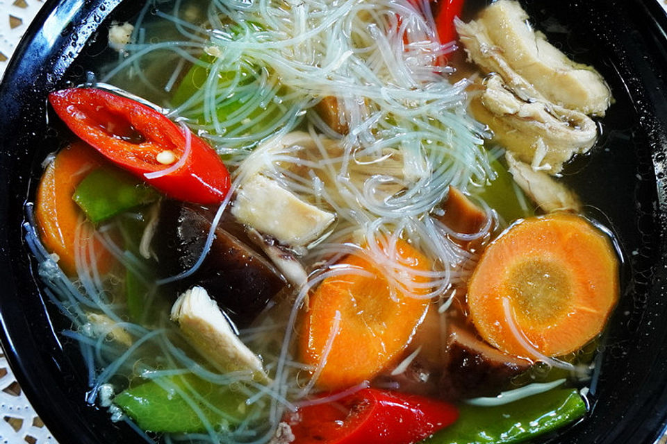 Bunte Glasnudelsuppe mit Huhn