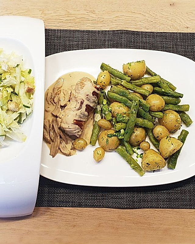 Schweineroulade mit Schinken, cremiger Steinpilz-Sahnesoße, Schnittlauch-Butter-Kartoffeln und Bohnen mit Salat