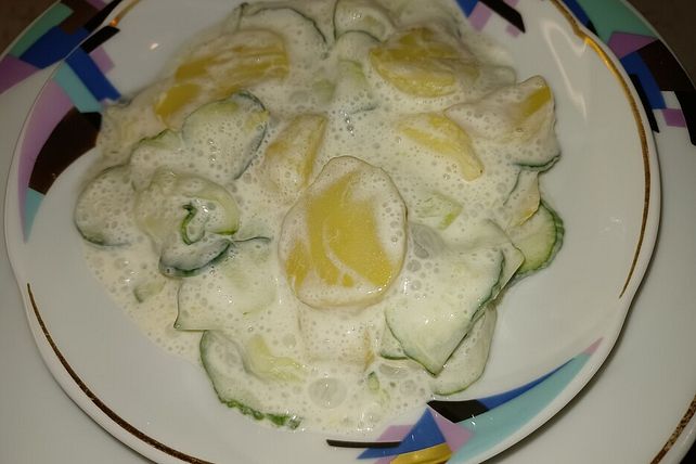 Gurkensalat mit Sauerrahm und Kartoffeln von siebenhofer_familie| Chefkoch