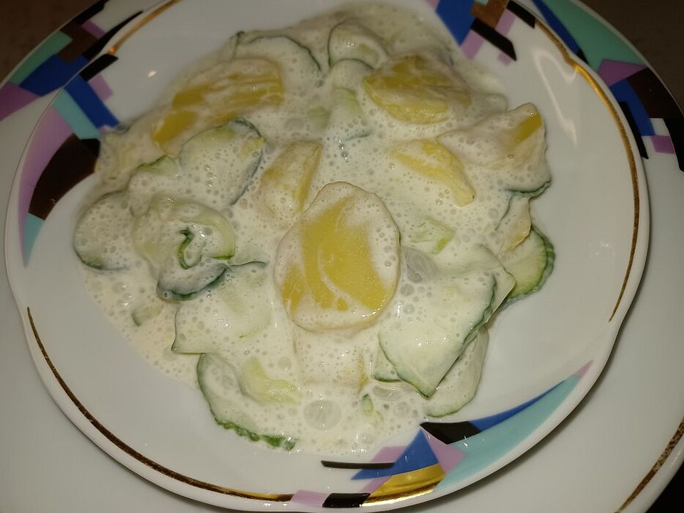 Gurkensalat mit Sauerrahm und Kartoffeln von siebenhofer_familie| Chefkoch