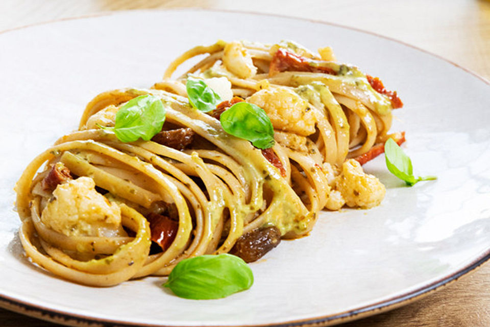 Vollkorn-Linguine mit Pesto und Blumenkohl