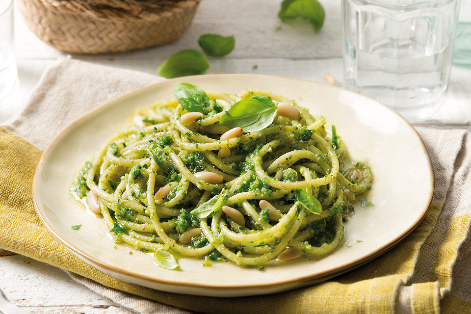 Spaghetti mit Pesto, Pinienkernen & Basilikum