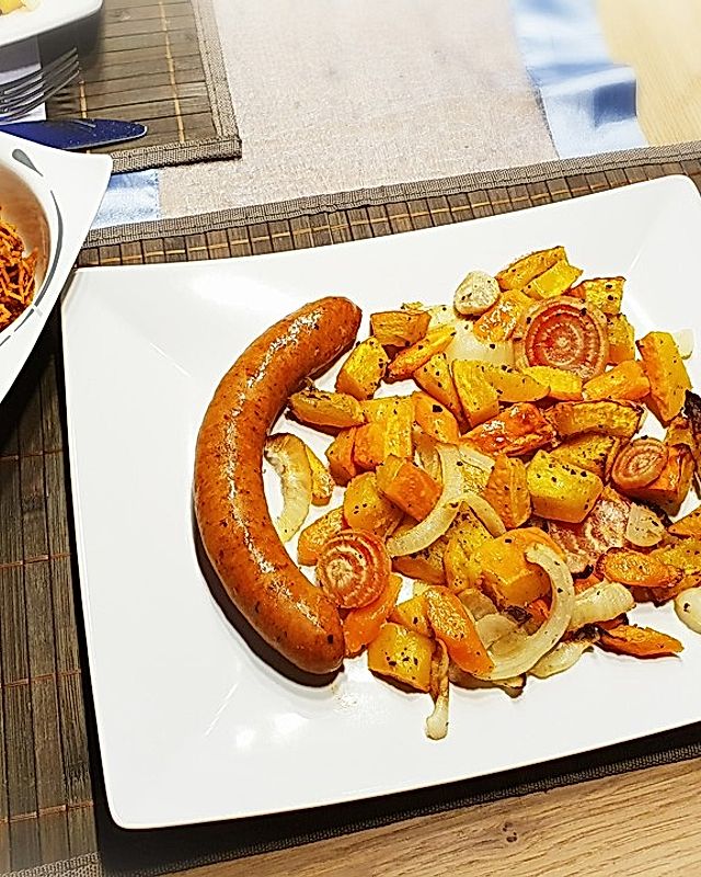 Bratwurst mit würzigem Ofengemüse und Karottensalat