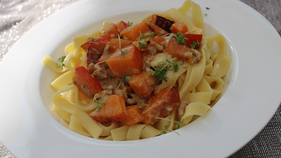 Bandnudeln mit Kürbis und Gorgonzola-Walnuss-Sauce von katrinwien Bandnudeln mit Kürbis und Gorgonzola-Walnuss-Sauce von katrinwien
