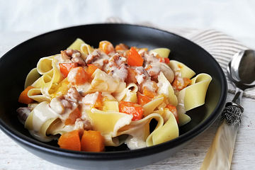 Bandnudeln Mit Kurbis Und Gorgonzola Walnuss Sauce Von Katrinwien Chefkoch