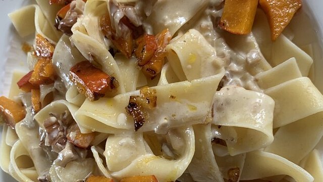 Bandnudeln mit Kürbis und Gorgonzola-Walnuss-Sauce von katrinwien Bandnudeln mit Kürbis und Gorgonzola-Walnuss-Sauce von katrinwien