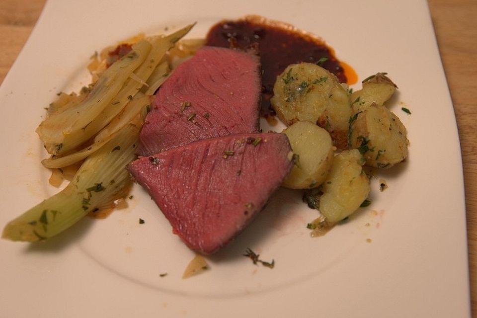 Geräuchertes Entrecôte vom Grill mit raffinierter Rotweinsauce und Fenchel an getrockneten Tomaten und Schwenkkartoffeln