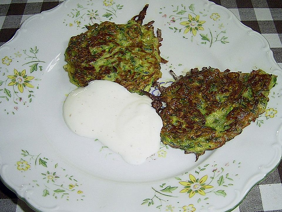 Zucchiniplätzchen mit Joghurtsauce von Pusteblume2| Chefkoch