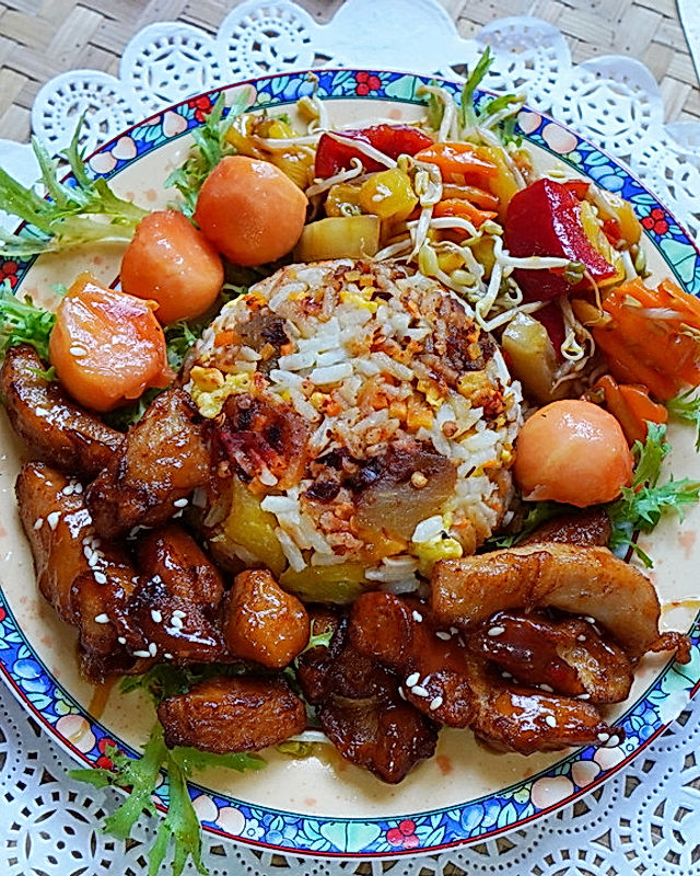 Hühnerbrust mit gebratenem Reis und Papaya