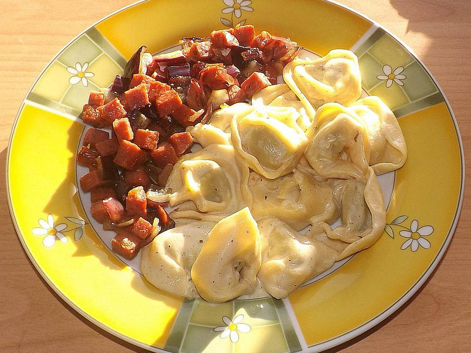 Gebratene Salami-Zwiebelwürfel und Tortellinisalat mit Buttermilch ...