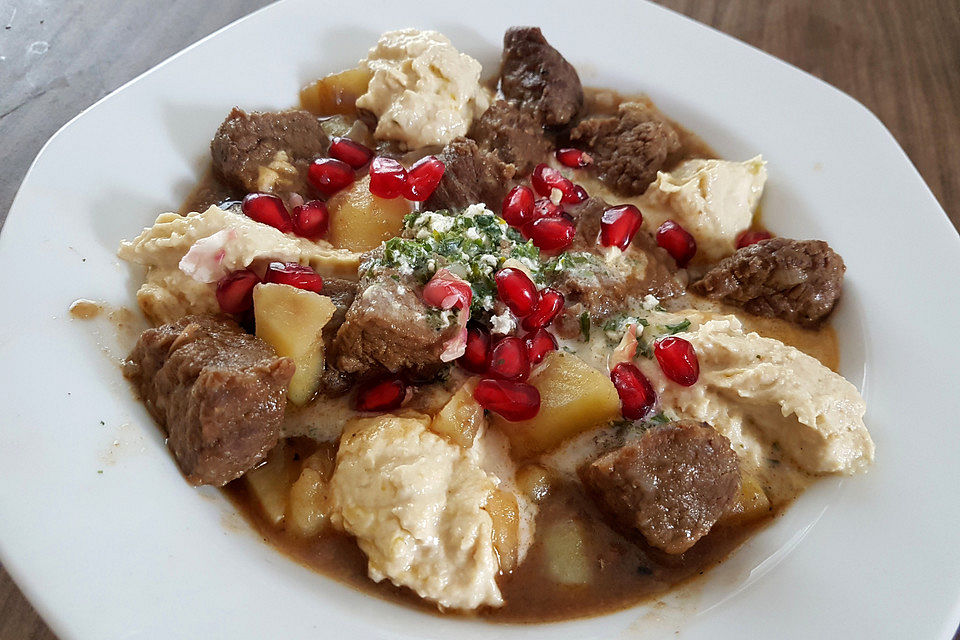 Hummus Kawarma mit Zitronen-Petersilien-Sauce