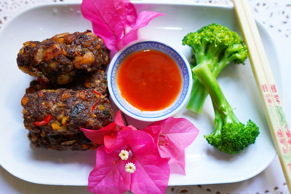 Würzige Rindfleischröllchen mit scharfer Sauce