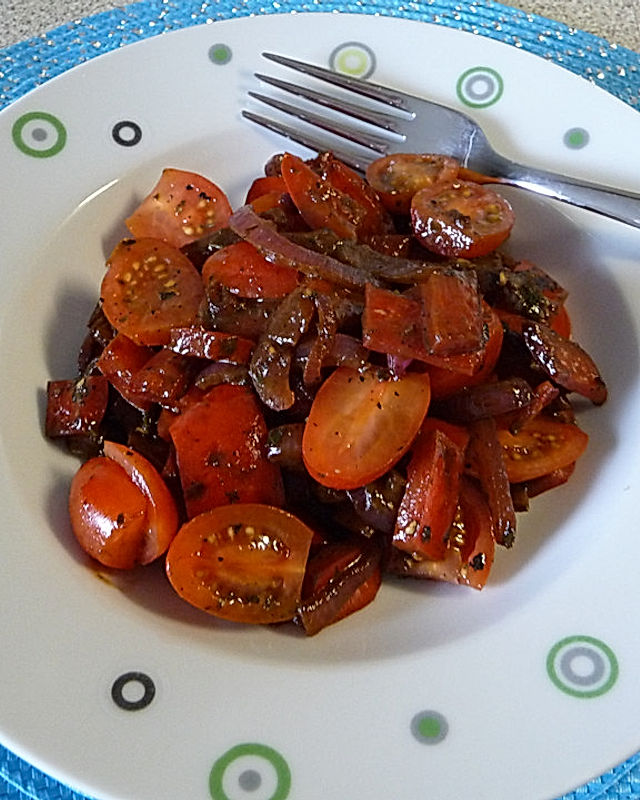 Paprika-Tomaten-Zwiebel-Gemüse mit Senf und dunklem Balsamico