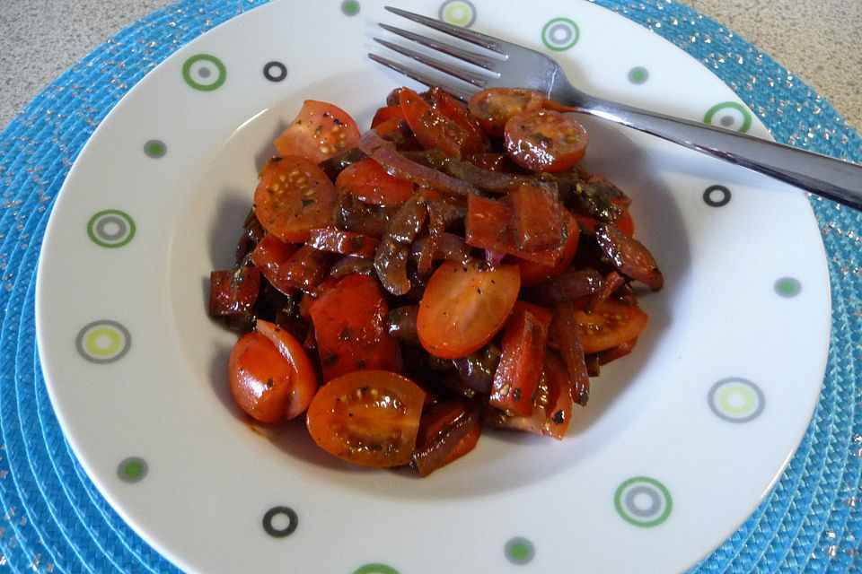 Paprika-Tomaten-Zwiebel-Gemüse mit Senf und dunklem Balsamico