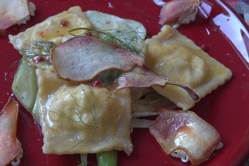 Ravioli, mit Ziegenkäse gefüllt und Birne auf Fenchel-Gemüse