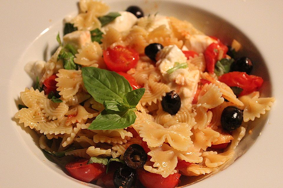 Penne mit Oliven, Tomaten und Mozzarella