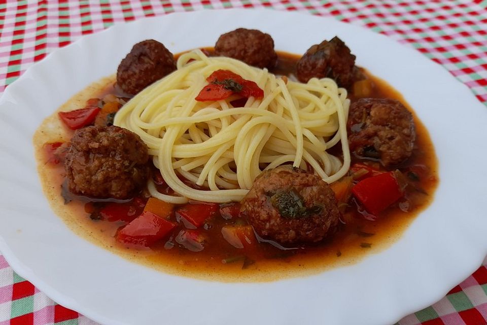 Hackbällchen mit Paprika und Karotten