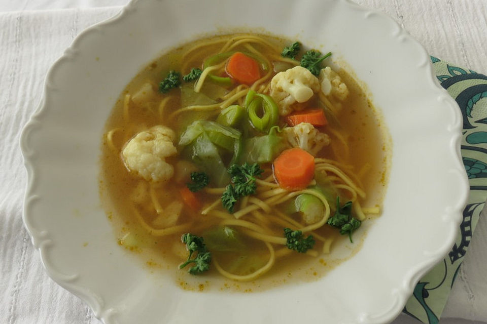 Gemüsesuppe mit feinen Nudeln