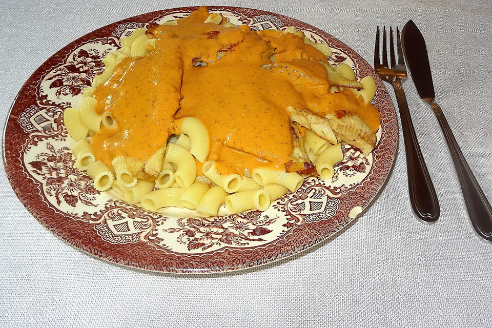 Gebratenes Räucherforellenfilet mit Nudeln und scharf-würziger Tomaten-Sahne-Sauce