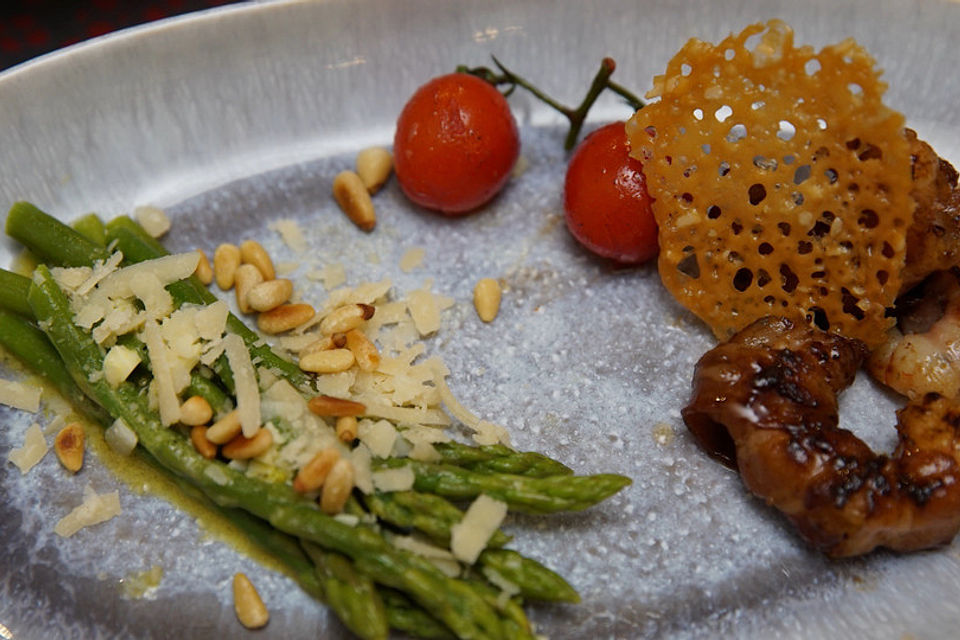 Karamellisierte Riesengarnele mit lauwarmem Spargelsalat