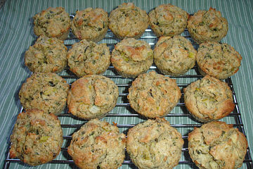 Herzhafte Muffins mit Brokkoli, Spinat und Apfel