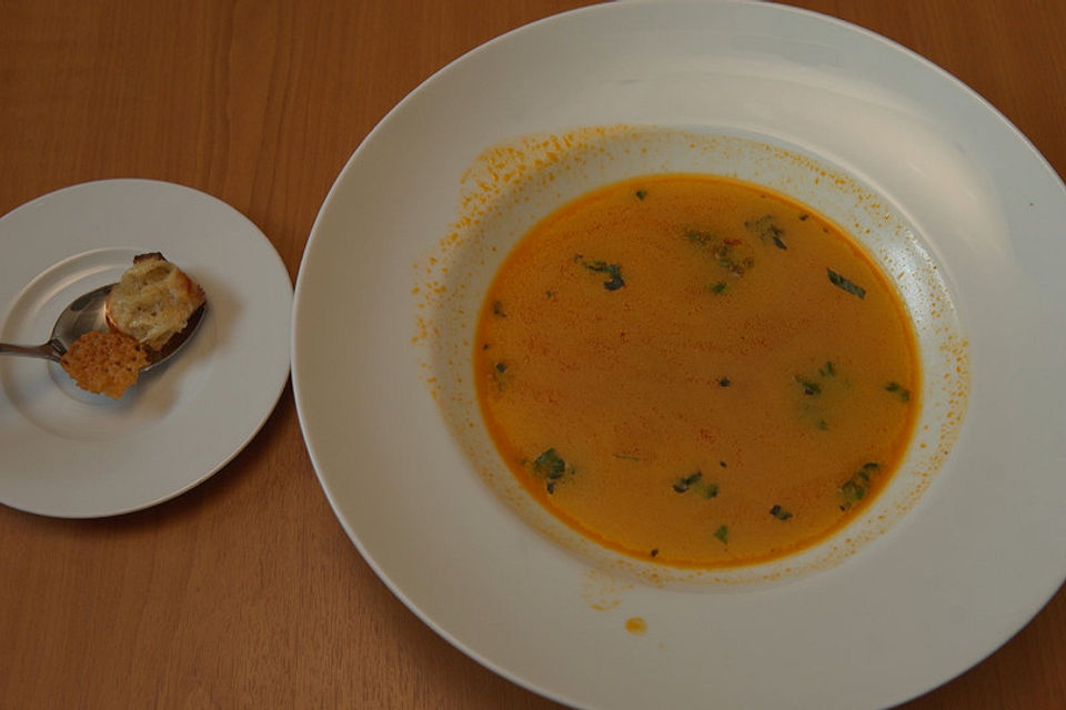 Tomatensuppe, frisches Sauerteigbrot und goldene Taler