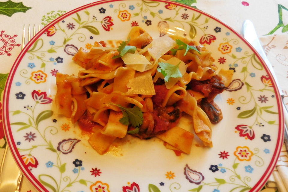 Pasta mit Tomatensauce, frischen Champignons und getrockneten Steinpilzen