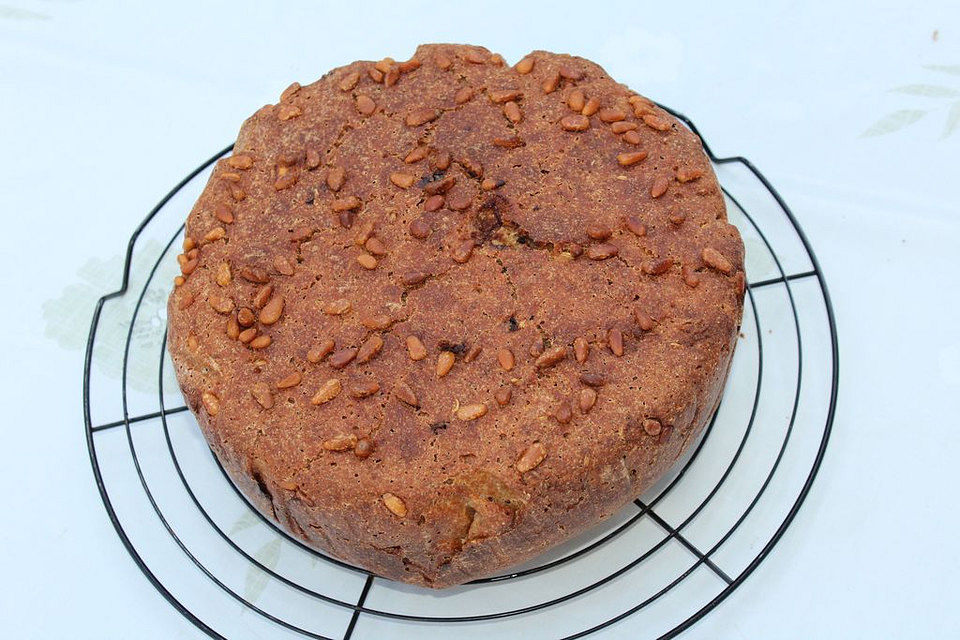 Dinkel-Vollkorn-Sauerteig-Brot mit Cashewkernen und getrockneten Tomaten