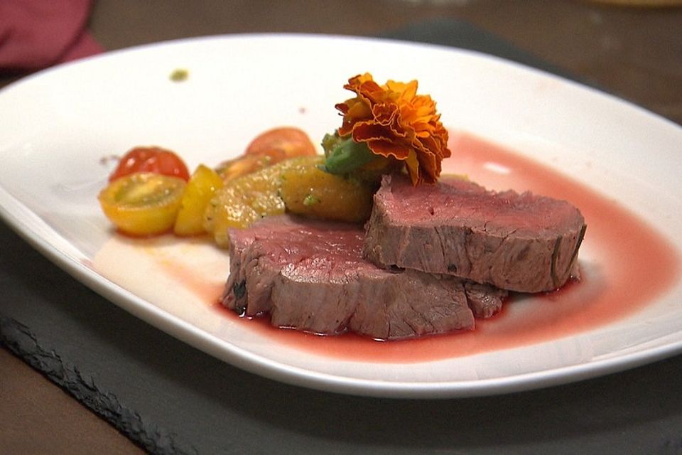 Rinderfilet mit Süßkartoffel-Gnocchi an grünem Pesto und bunten Tomaten