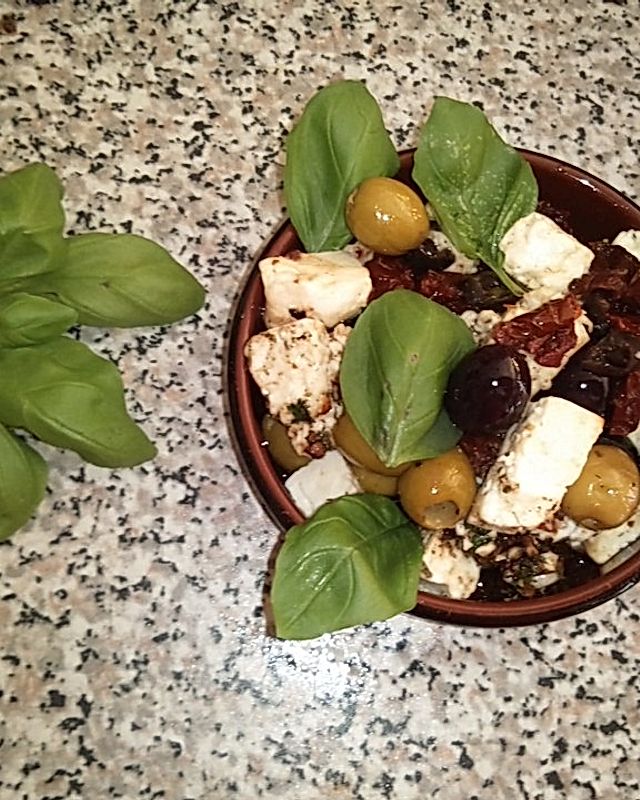 Überbackene gemischte Oliven mit getrockneten Tomaten und Salzlakenkäse