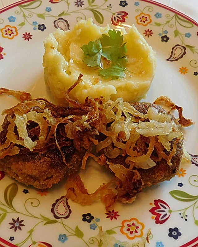 Fleischlaiberl mit Kartoffelpüree und Röstzwiebeln