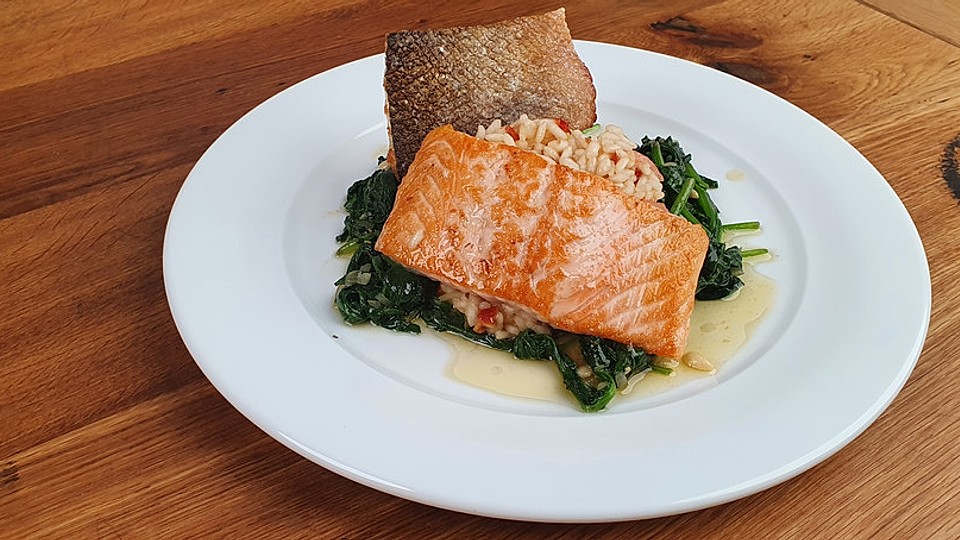 Herrlich Zarter Lachs Gebettet Auf Spinat Mit Tomatenrisotto Von Wirliebenkochen De Chefkoch 