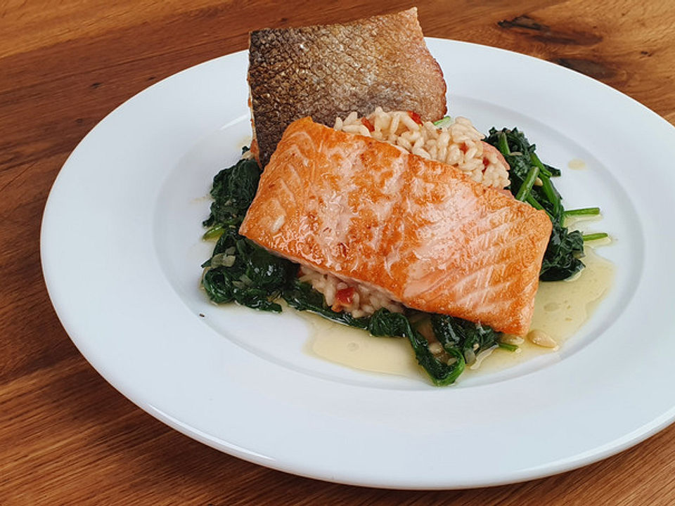 Herrlich zarter Lachs, gebettet auf Spinat mit Tomatenrisotto von ...
