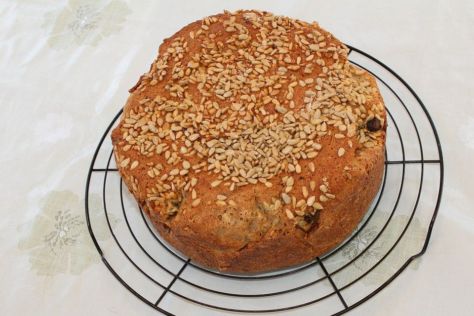 Dinkel-Vollkorn-Sauerteigbrot mit Pekannüssen aus dem Bräter