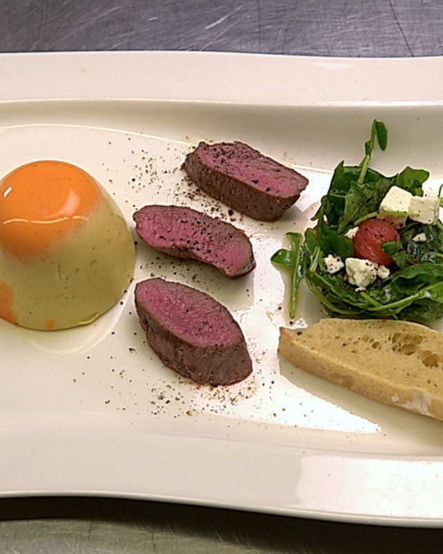 Lamm mit Paprika-Panna-Cotta und Rucola-Melonen-Salat