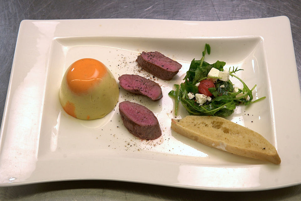 Lamm mit Paprika-Panna-Cotta und Rucola-Melonen-Salat