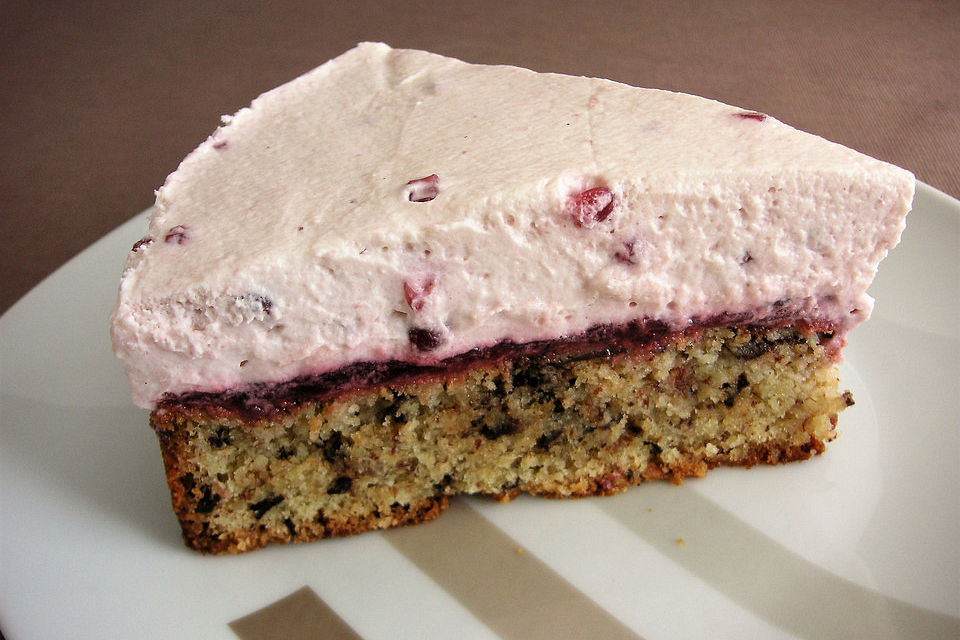 Preiselbeer-Torte mit Mandelboden