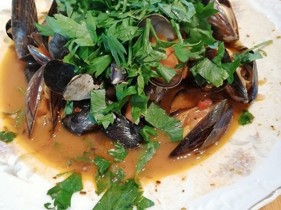 Miesmuscheln in Tomaten-Weißweinsud von Dibbekuchen| Chefkoch Miesmuscheln in Tomaten-Weißweinsud von Dibbekuchen| Chefkoch