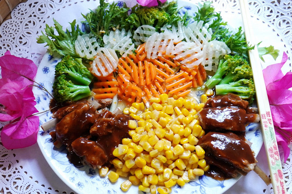 Thailändische Spareribs mit Mais und Gemüse