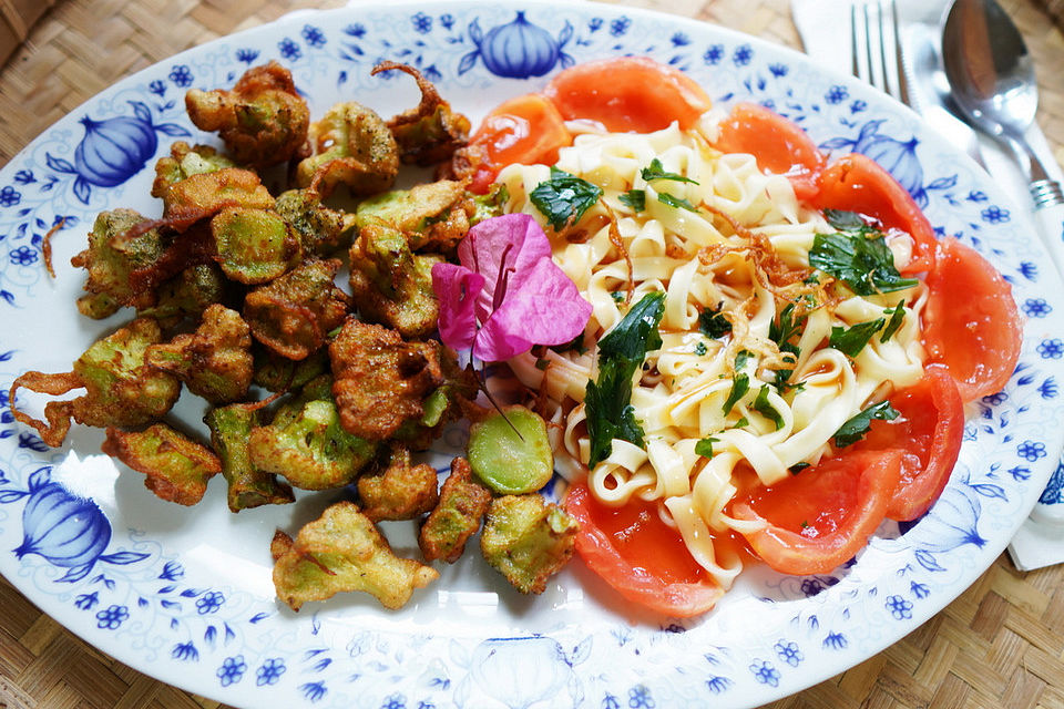 Frittierter Brokkoli mit Bandnudeln und Tomaten