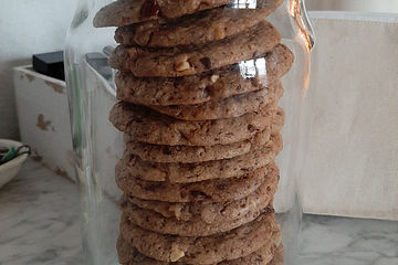 Cookies mit Schokolade und Nüssen