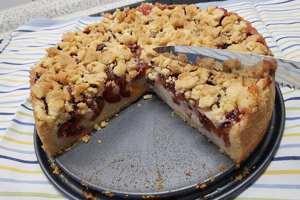 Zwetschgenkuchen mit Grieß und Streuseln