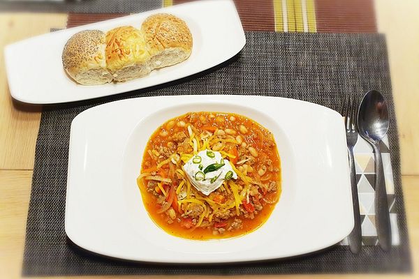 Chili con carne mit Hackfleisch, Chorizo, weißen Bohnen, Paprika ...